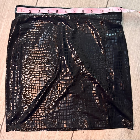 Shiny black mini skirt - Picture 2 of 4